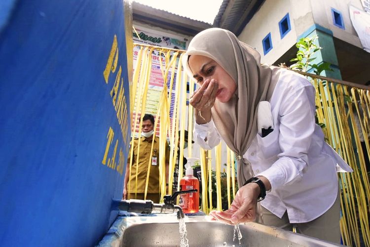 Bupati Luwu Utara Indah Putri Indriani (IDP) saat melakukan uji fungsi program Penyediaan Air Minum dan Sanitasi Berbasis Masyarakat (Pamsimas) di Desa Dodolo, Kecamatan Rampi pada Jumat (18/6/2021).