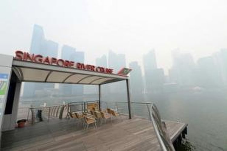 Singapore River Cruise di tengah kepungan kabut asap, 19 Juni 2013. Kabut asap berasal dari kebakaran hutan di Sumatera, Indonesia.