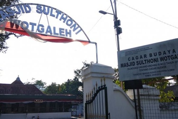 Cagar budaya peninggalan zaman Kerajaan Mataram Islam, Masjid Sulthoni Wotgaleh masih berdiri kokoh di sebelah selatan Bandara Adisucipto Yogyakarta meski usianya sudah ratusan tahun. 
