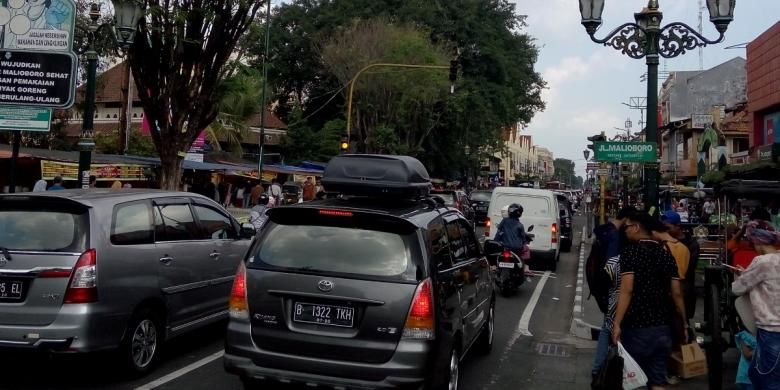 Kendaraan wisatawan memadati kawasan Jalan Malioboro, Yogyakarta, pada hari kedua Idul Fitri 1437 Hijriah, Kamis (7/7/2016).