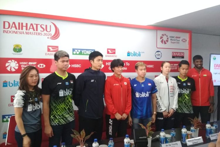 (Ki-Ka): Ruselli Hatawan, Praveen Jordan, Chou Tien Chen, An See Yong, Marcus Fernaldi Gideon, Wakana Nagahara, Anthony Sinisuka Ginting, Ranky Reddy, dalam konfrensi pers Indonesia Masters 2020 di media center Istora Senaya, Senin 13 Januari 2020.