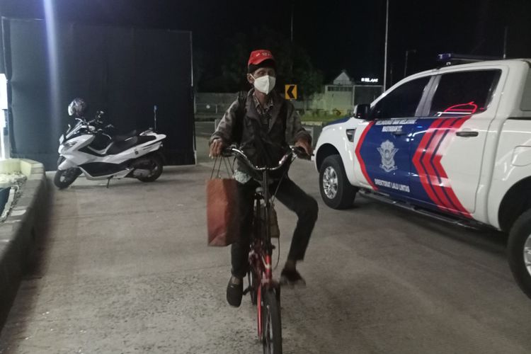 Dedi Sukmadi (60) pemudik asal Garut yang mengayuh sepeda dari Bekasi menuju Purwokerto Jawa Tengah. Dedi sudah menghabiskan waktu 3 hari dari Bekasi ke Pos Terpadu Cileunyi, Jumat (29/4/2022)