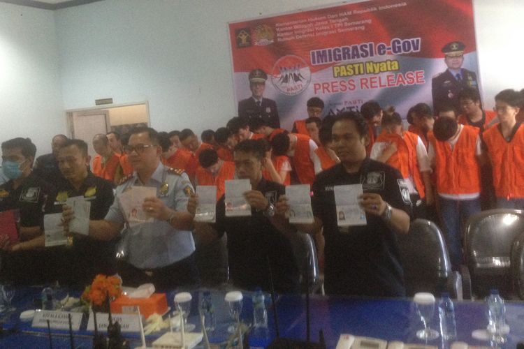 Konferensi pers penangkapan 40 WNA yang diduga melakukan kejahatan cybercrime, Senin (22/4/2019)