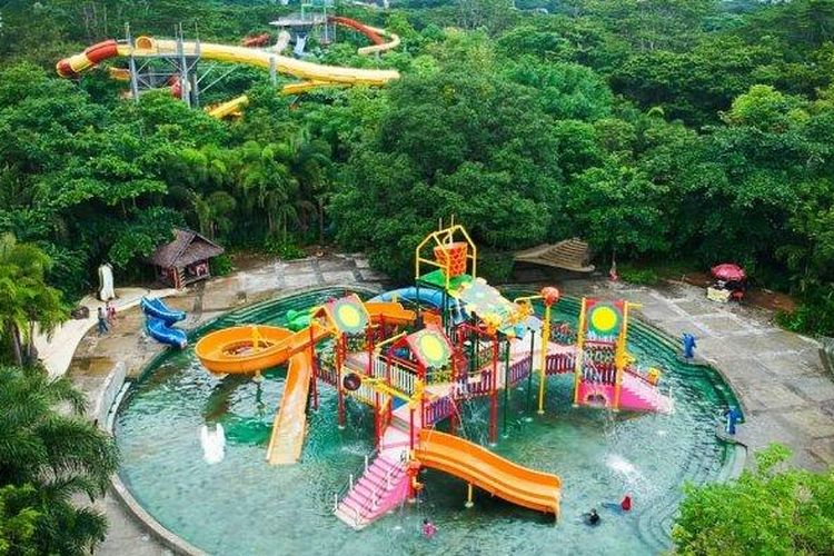 Wahana permainan air di Bugis Waterpark Adventure, Makassar. 