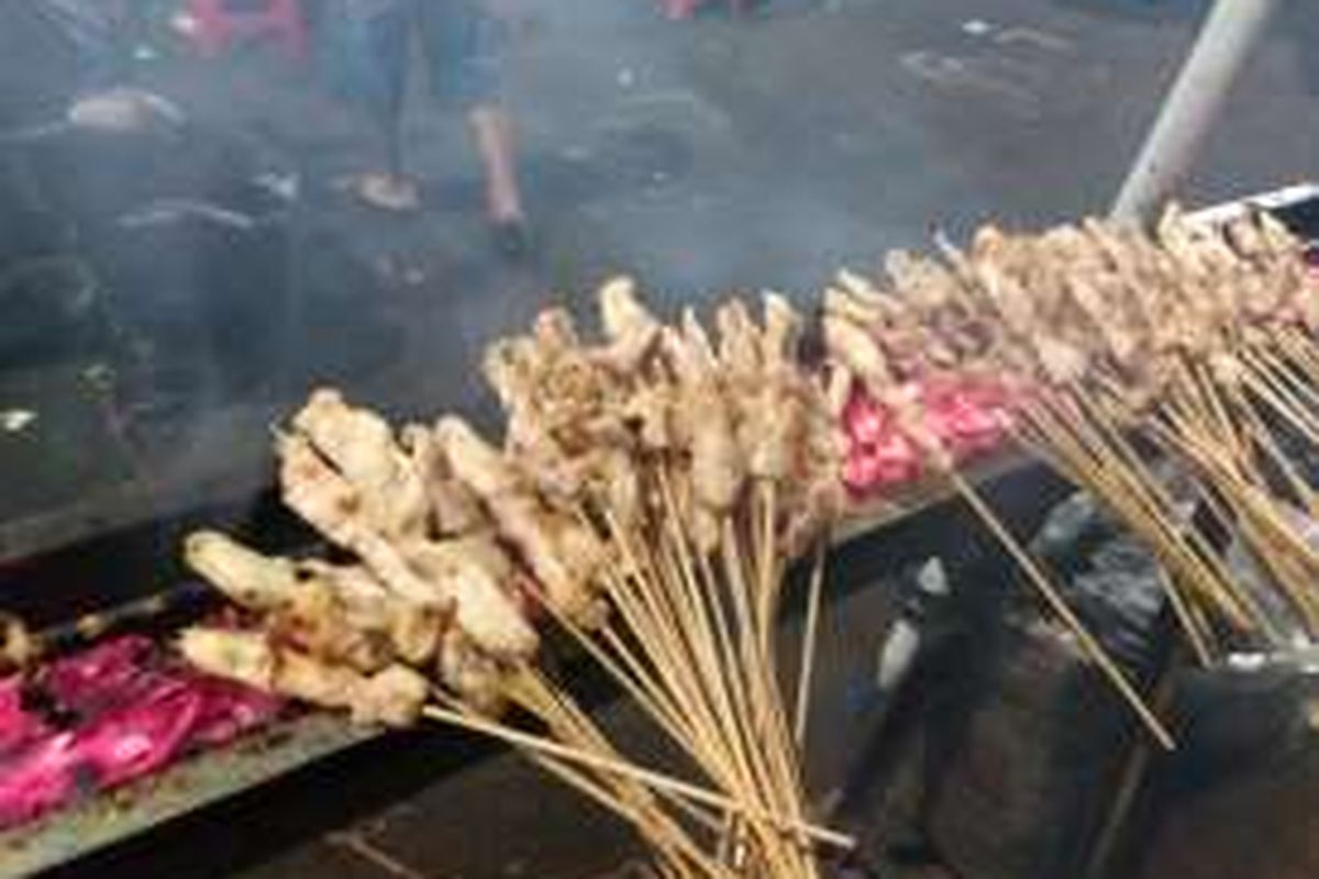 Sate taichan adalah sate ayam tanpa bumbu kecap dan bumbu kacang.