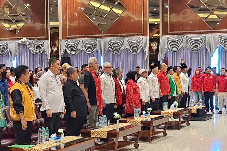 Calon presiden nomor urut 3 Ganjar Pranowo pertemuan dengan tim kampanye, relawan dan massa partai politik pengusung Ganjar-Mahfud di Palu, Senin (4/12/2023).