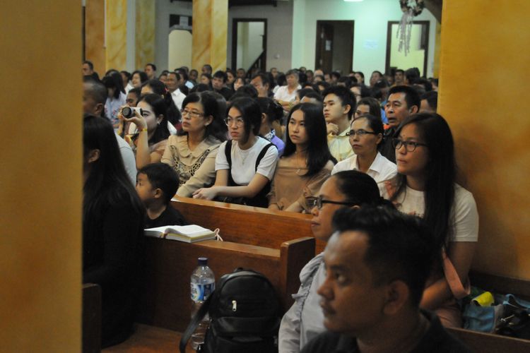 Umat Kristiani mengikuti prosesi Misa Malam Natal di Gereja Hati Kudus, Banda Aceh, Minggu (24/12/2017).  Misa Malam Natal di Aceh berlangsung aman dan lancar dengan pengamanan dari personil Polri dan TNI. 