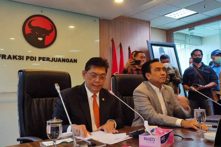 Anggota Komisi I DPR Fraksi PDI-P Effendi Simbolon minta maaf kepada TNI atas ucapannya dalam konferensi pers di Gedung DPR RI, Senayan, Jakarta Pusat, Rabu (14/9/2022). 
