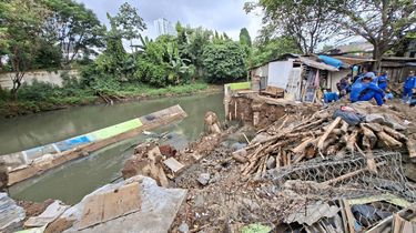 Tanggul Kali Angke di Rawa Buaya Ambruk, Satu Rumah Ikut Hancur