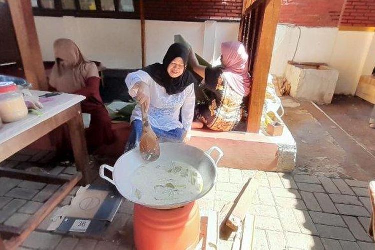 Warga membuat bubur atau jenang Suro di area Pesarean Ki Ageng Gribik, Kota Malang, Rabu (19/7). (SuryaMalang/Sylvianita Widyawati)