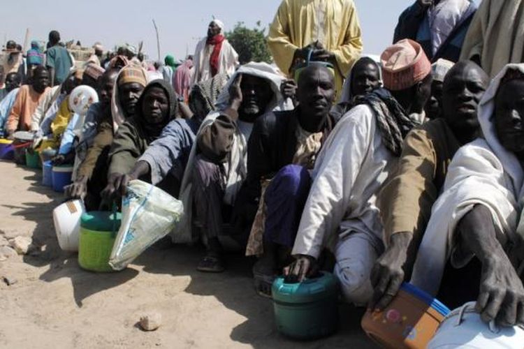 Warga yang mengungsi dari konflik antri pembagian makanan di kamp pengunsgi Dikwa, negara bagian Borno, Nigeria Timur Laut  