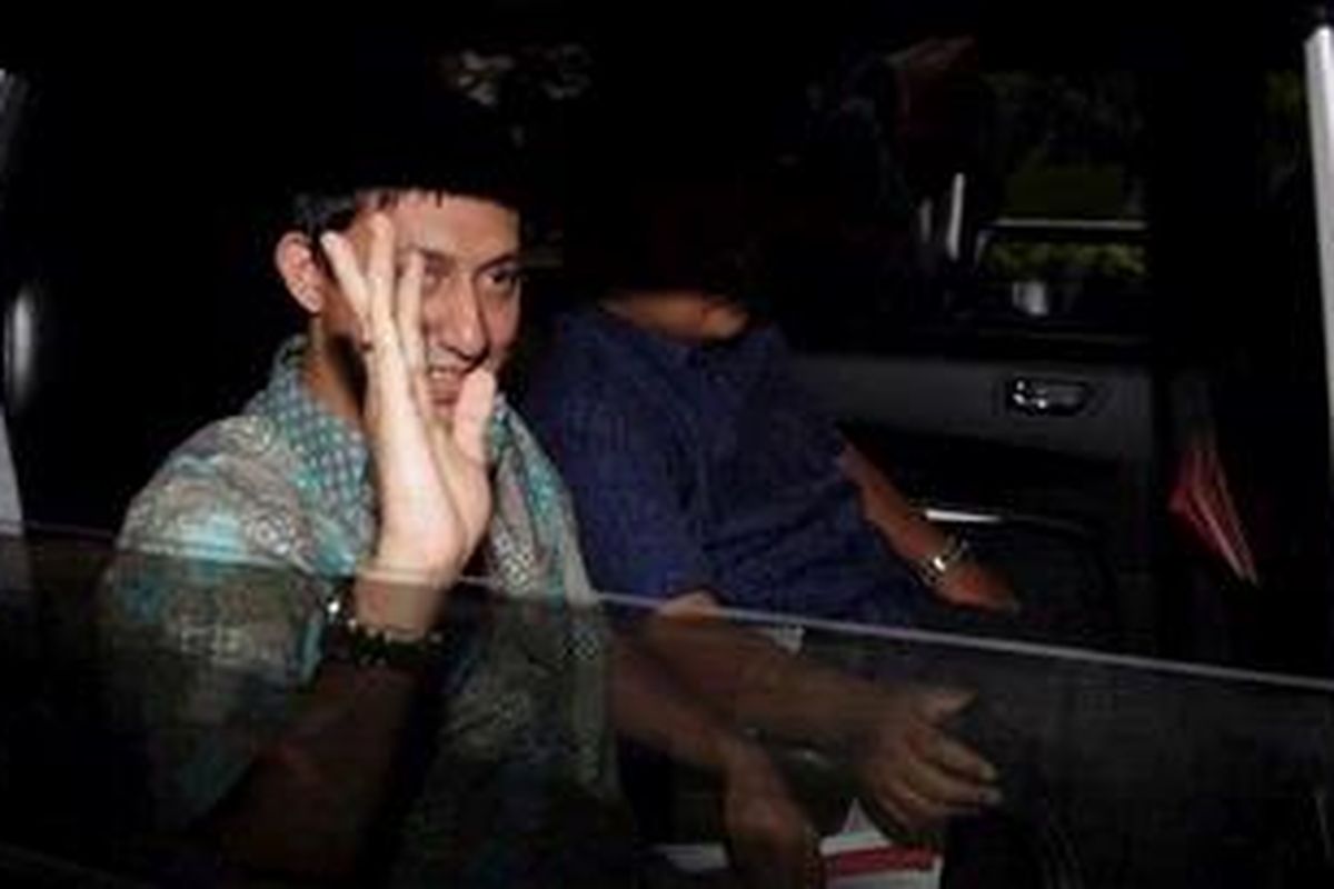 Pengusaha, Fahd El Fouz keluar dari Gedung Komisi Pemberantasan Korupsi, Jakarta, Kamis (12/7/2012). Ia diperiksa sebagai saksi dalam kasus  dugaan suap terkait proyek pengadaan Alquran dan laboratorium di Kementerian Agama dengan tersangka Zulkarnain Djabar. 