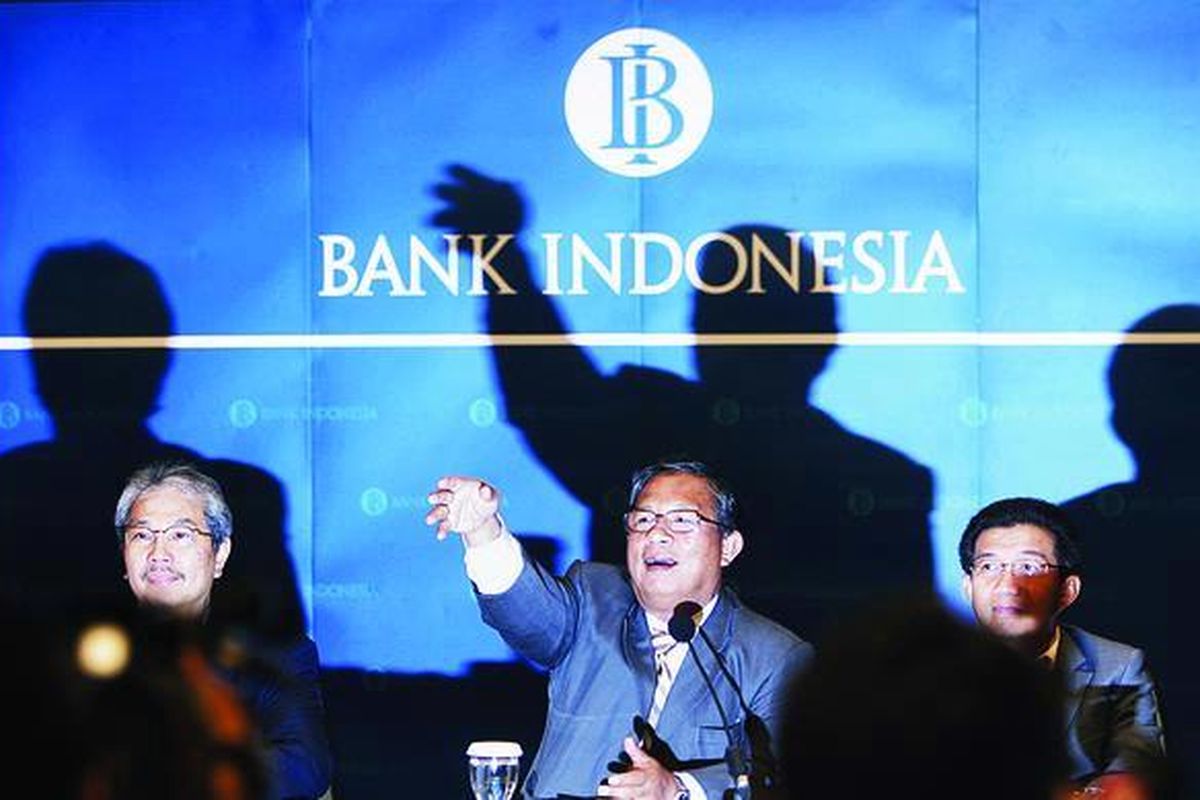 Deputi Senior Gubernur BI Darmin Nasution (tengah) saat memberikan keterangan pers didampingi Deputi Gubernur BI Hartadi A Sarwono (kiri) dan Muliaman D Hadad di Jakarta.