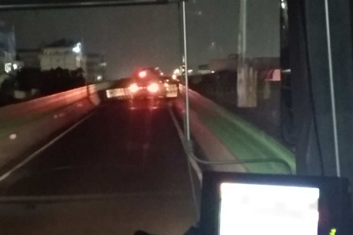 Bus transjakarta 13C Tosari-Ciledug, Rabu (11/4/2018) berkendara dipandu mobil untuk penerangan.