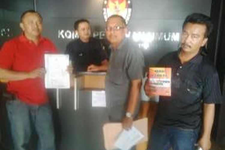 Gabungan LSM Probolinggo saat berkonsultasi dengan anggota KPU Jatim di Surabaya.