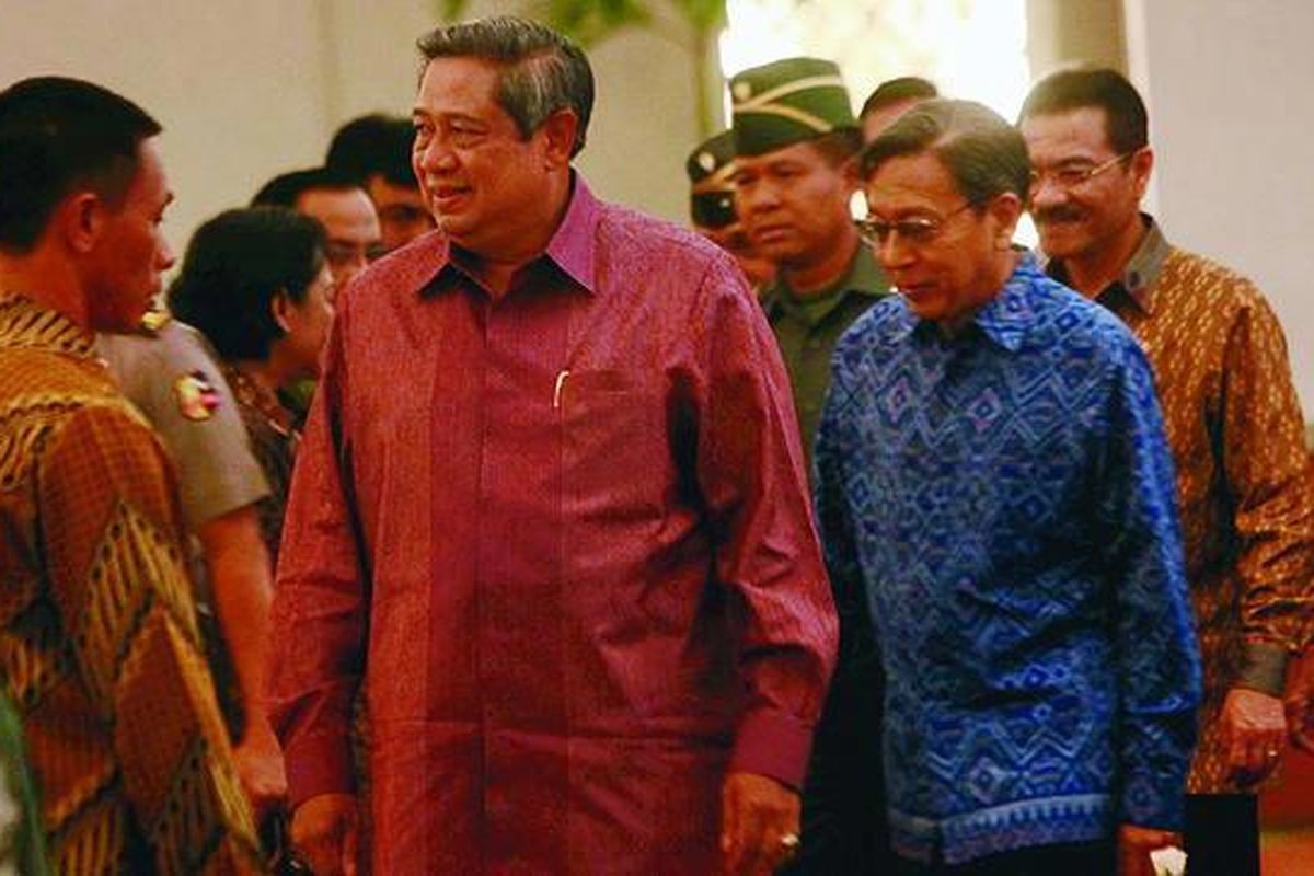 Presiden Susilo Bambang Yudhoyono didampingi Wakil Presiden Boediono dan Menteri Dalam Negeri Gamawan Fauzi memasuki ruangan untuk memberikan pengarahan kepada gubernur, bupati/wali kota, panglima daerah militer, dan kepala kepolisian daerah seluruh Indonesia, Jumat (30/11) di Jakarta.