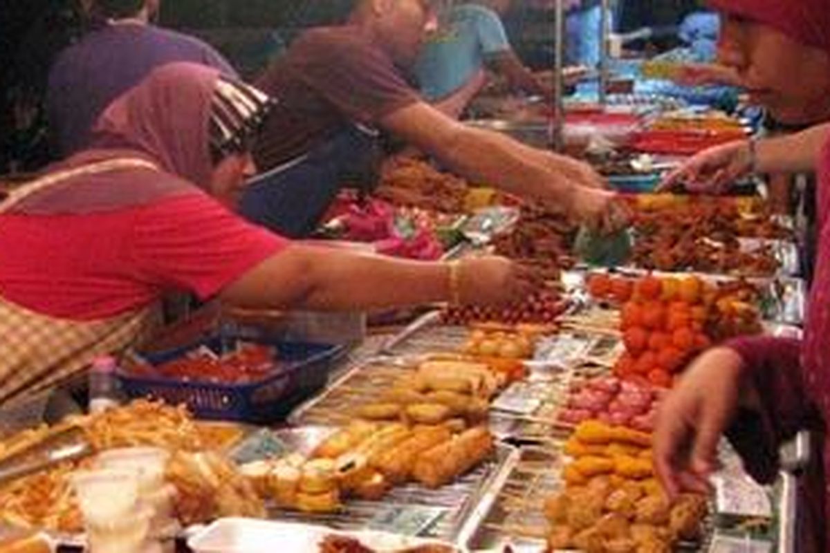 Deretan pedagang kaki lima yang menjajakan berbagai penganan di Pasar Malam Sungai Dua, Penang.
