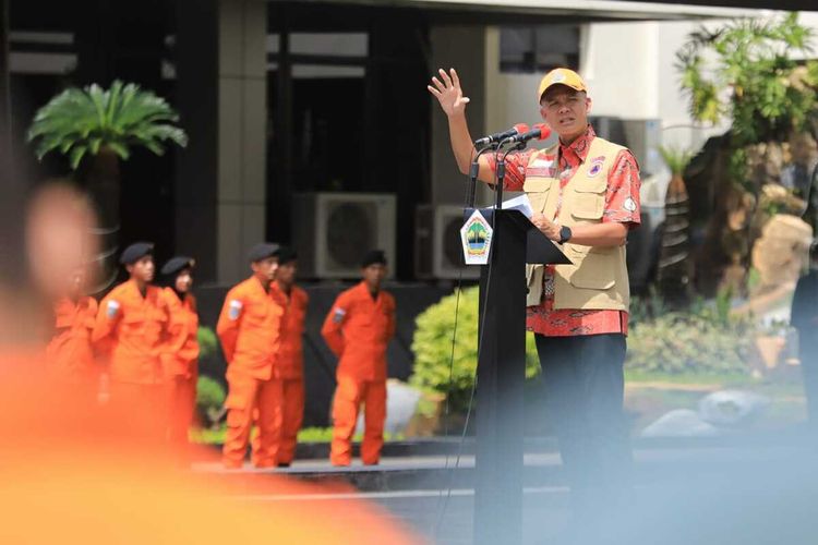 Gubernur Jateng Ganjar Pranowo memimpin Apel Kesiapsiagaan Bencana, di halaman kantor Pemprov Jateng, Jumat (14/10/2022).