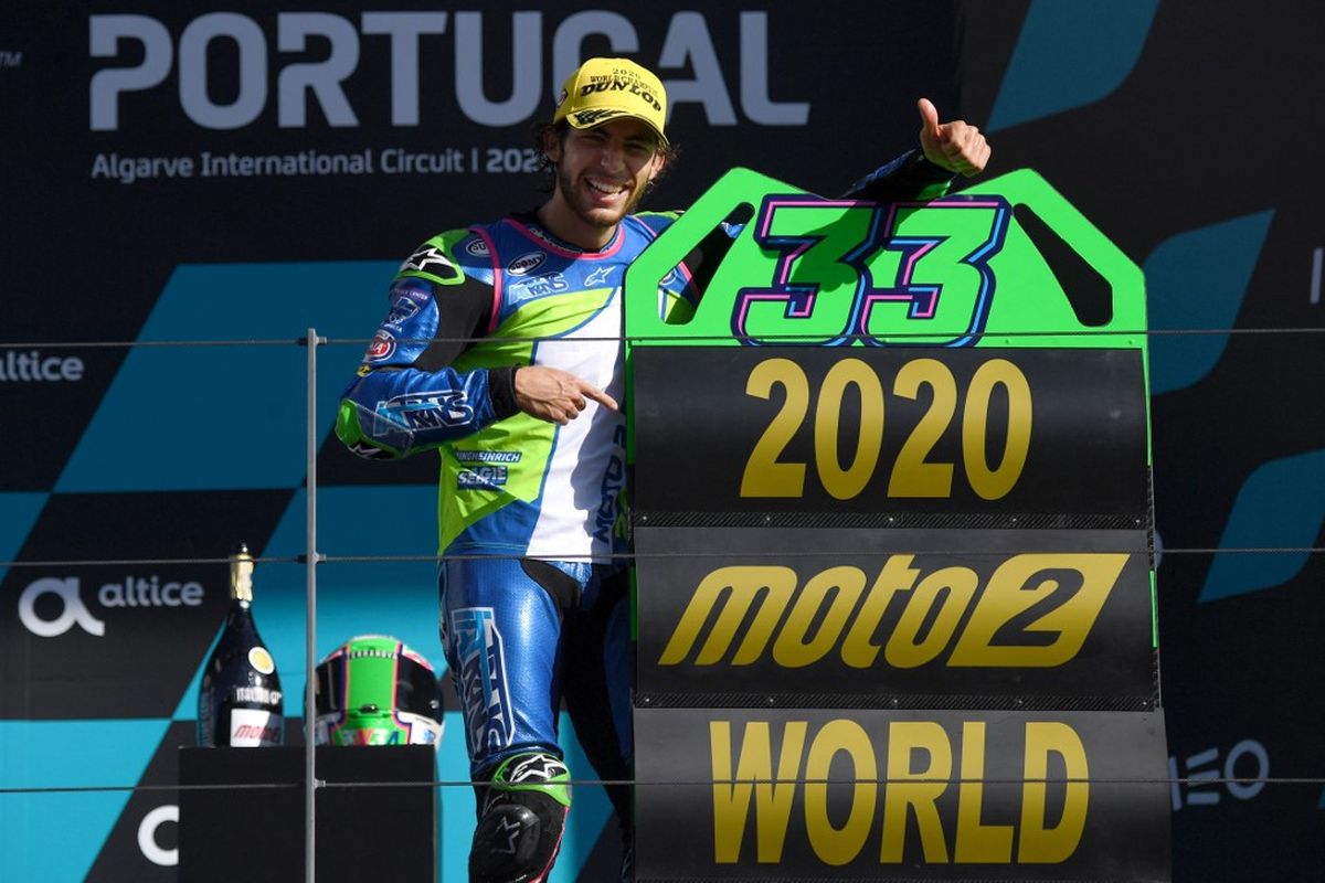 Enea Bastianini saat jadi juara dunia Moto2 2020. (Photo by PATRICIA DE MELO MOREIRA / AFP)