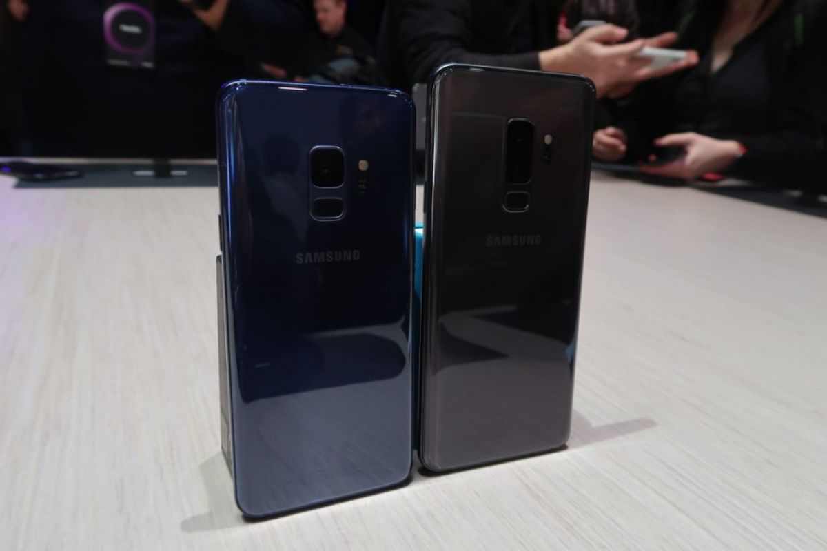 Galaxy S9 (kiri) dan Galaxy S9+ memiliki perbedaan dari sisi ukuran layar, kamera, besar RAM dan memori.