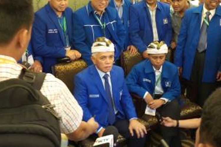 Ketua Umum PAN Hatta Rajasa didampingi Wakil Ketua Umum PAN Drajad Wibowo saat memberikan keterangan terkait pernyataan Ketua Majelis Pertimbabgan PAN, Amien Rais, Sabtu (28/2/2015). Amien menyebut ada ketum parpol menengah di KMP yang berbohong.