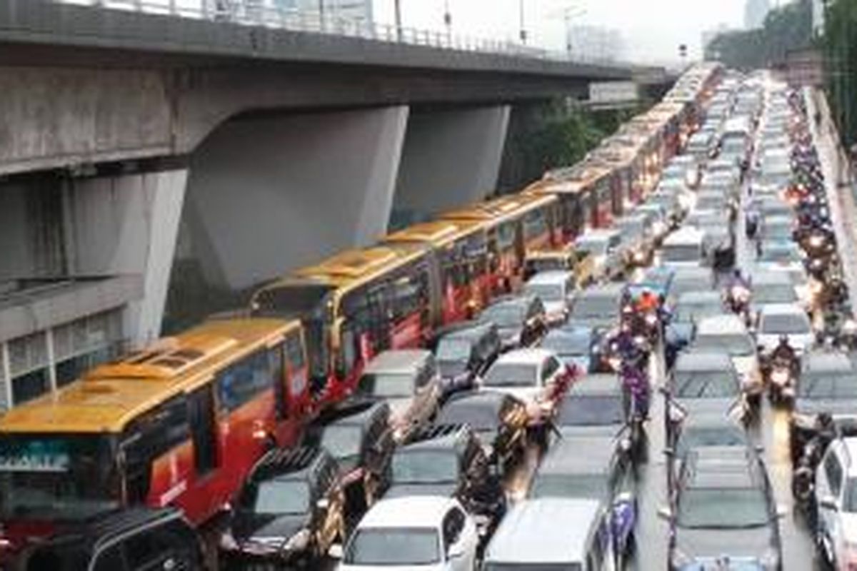 Antrean bus transjakarta terjadi di Slipi, tepatnya di sepanjang Jalan S Parman arah Tomang, Jumat (13/12/2013) pukul 17.30.