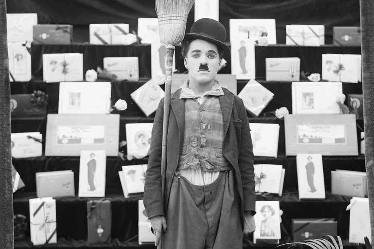 Charlie Chaplin, aktor dan komedian legendaris yang sukses di Hollywood.