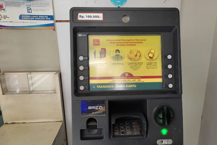 Cara mengambil uang di ATM bagi nasabah Bank BRI sebenarnya sangat mudah, bahkan bisa pula cara tarik tunai di ATM BRI tanpa kartu debit.