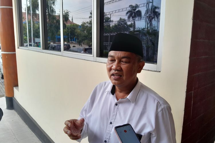 Foto: Kasi Haji dan Umroh Kemenag Situbondo, Adi Ariyanto setelah melakukam pertemuan di Kantor DPRD Situbondo pada Selasa (21/2/2023)