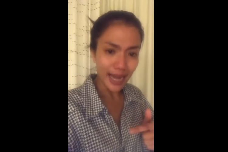 Seorang artis Indonesia bernama Tiga Setia Gara dalam unggahan di Instagram Story. Tiga mengaku ingin pulang ke Indonesia setelah mengaku disiksa suami di Amerika Serikat.