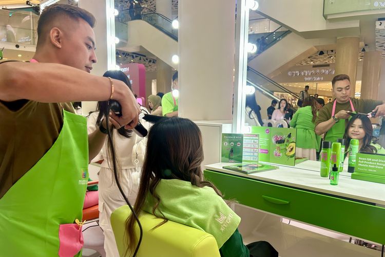 Pengalaman styling rambut di The Launch of Matrix New Care #realfoodforhair di Gandaria City, Jakarta Selatan, Jumat (29/8/2025).