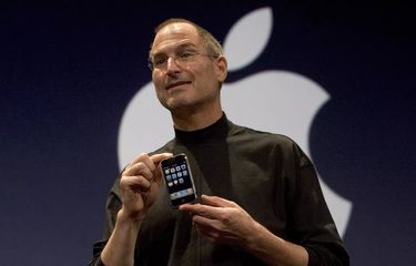 Steve Jobs memperkenalkan iPhone generasi pertama.