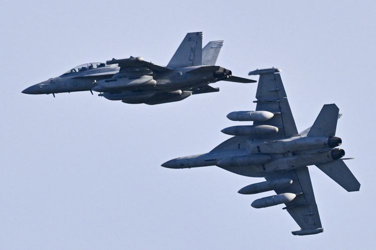 Pesawat Boeing EA-18G Growler Angkatan Laut AS terbang di atas Bandara José Aponte de la Torre, yang sebelumnya bernama Pangkalan Angkatan Laut Roosevelt Roads, pada 15 Desember 2025 di Ceiba, Puerto Rico.