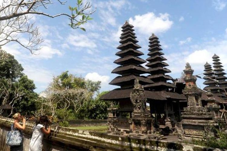 Turis asing mengabadikan keindahan Pura Taman Ayun di Mengwi, Kabupaten Badung, Bali, Senin (15/8/2016). Wisata ke Bali kini dapat dilakukan siapa pun dengan biaya terjangkau.