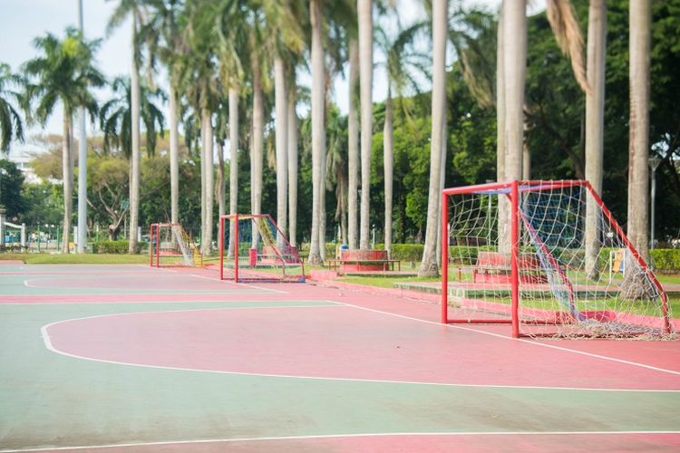 Beberapa lapangan futsal di Monas yang dapat digunakan pengunjung secara gratis, Jakarta, Rabu (29/1/2020).