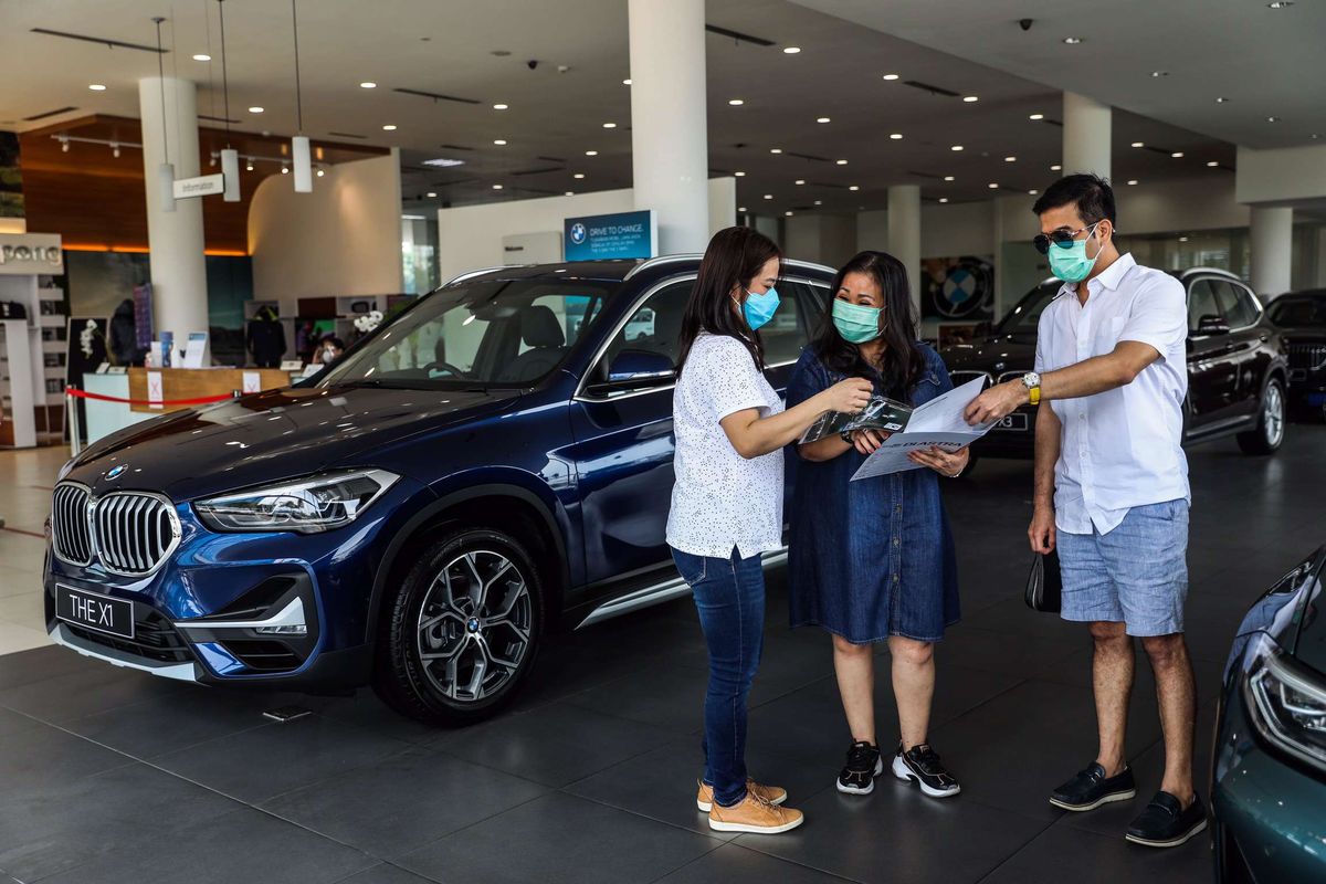 Tina Antonia (Kiri), Branch Manager BMW Astra Serpong menyapa pelanggan saat ''BMW On Tour'' di dealer BMW Astra Serpong, Tangerang, Sabtu (17/10/2020). BMW Indonesia menggelar program penjualan pada masa PSBB transisi pandemi Covid-19 di 8 jaringan diler resmi BMW Group Indonesia dengan menerapkan protokol kesehatan dan sanitasi.