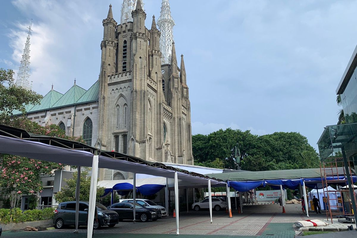 Gereja Katedral Jakarta tengah bersiap-siap membuat dekorasi dan berbagai ornamen khas natal untuk menyambut perayaan Natal 2022, Rabu (21/12/2022).