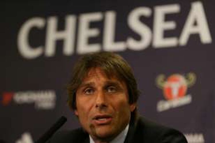 Pelatih Chelsea, Antonio Conte, berbicara dalam jumpa pers di Stadion Stamford Bridge, London, pada 14 Juli 2016. 