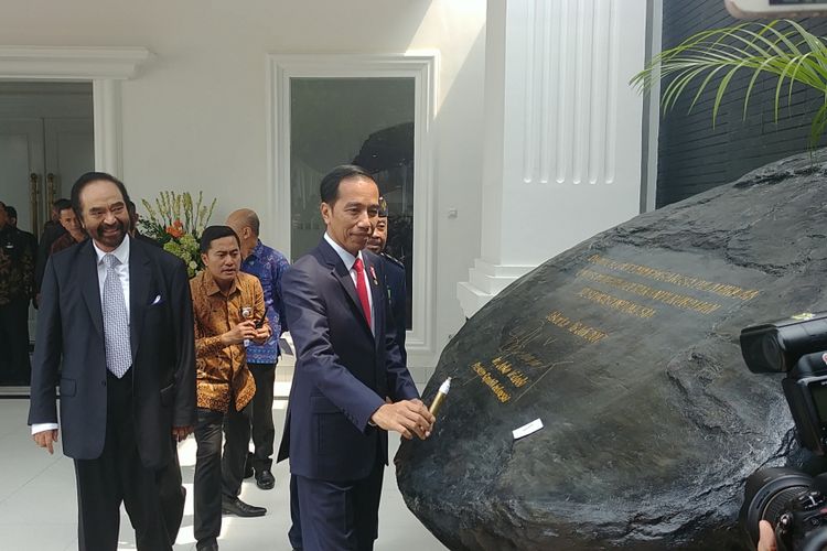 Presiden Joko Widodo meresmikan akademi bela negara Partai Nasdem di Jakarta, Minggu (16/7/2017).