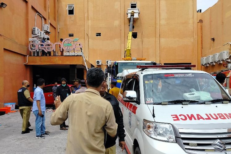 Petugas mengevakuasi karyawan Karaoke Orange yang terjebak di dalamnya akibat kebakaran menggunakan ambulans menuju rumah sakit di Kota Tegal, Jawa Tengah, Senin (15/1/2024)