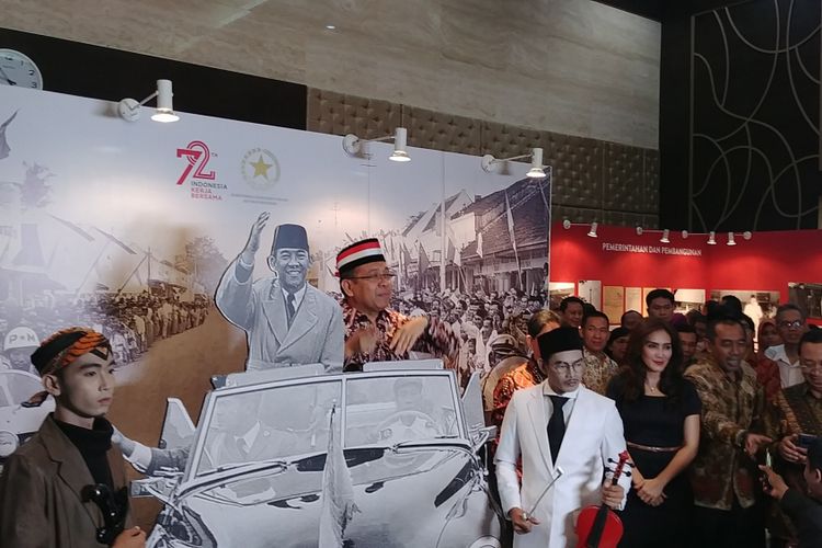 Menteri Sekretaris Negara Pratikno mengunjungi pameran arsip Soekarno di Gedung III Kementerian Sekretariat Negara, Kompleks Istana Kepresidenan, Jakarta, Selasa (22/8/2017).