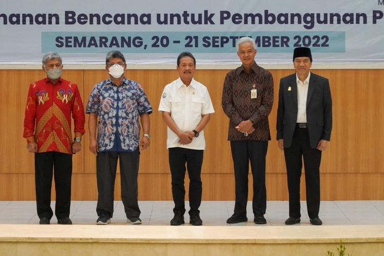 Menteri KP  Sakti Wahyu Trenggono, Gubernur Jawa Tengah (Jateng) Ganjar Pranowo, serta pewakilan dari dekan perguruan tinggi perikanan dan kelautan seluruh Indonesia.