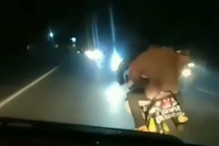 Tangkapan layar video yang menampilkan tiga pemuda anggota geng motor berboncengan ugal-ugalan naik sepeda motor.