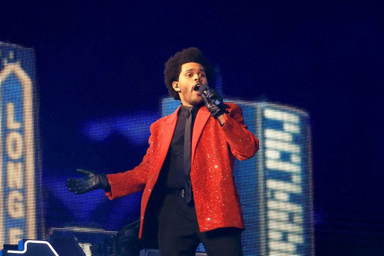 The Weeknd dalam penampilannya di Super Bowl Halftime Show.