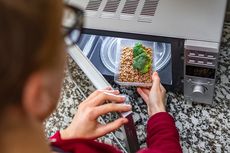 Benarkah Mengonsumsi Makanan Hasil Olahan Microwave Berbahaya bagi Kesehatan?