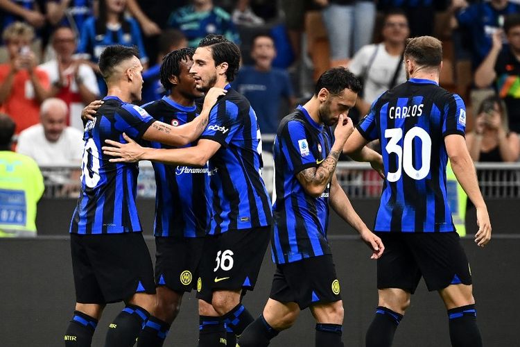 Lautaro Martinez (kiri) merayakan gol dengan rekan setimnya dalam pertandingan Inter Milan vs Fiorentina di Stadion Giuseppe Meazza, Minggu (3/9/2023) malam WIB. (Photo by Isabella BONOTTO / AFP)