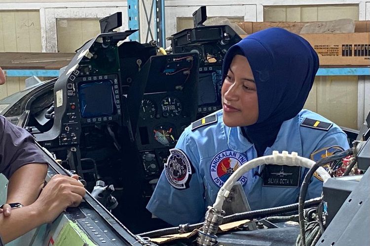 Skadron Teknik (Skatek) 042 Lanud Iswahjudi memiliki perwira teknisi perempuan, yakni Letda (Tek) Silvia Octa (23). Dipotret di lokasi pada Rabu (23/8/2023).