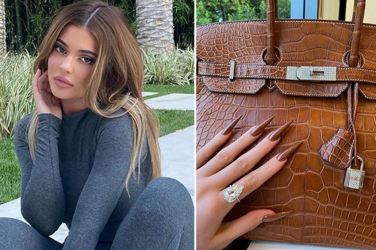 Kylie Jenner menghias kukunya dengan warna yang serupa dengan tasnya.