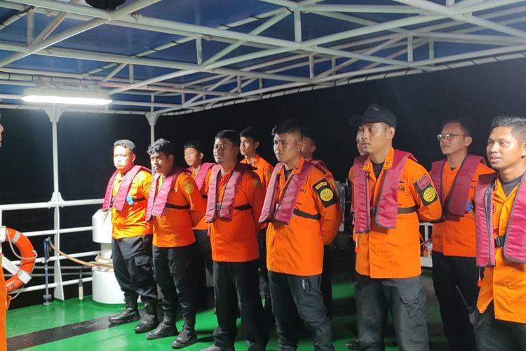 Brifing tim SAR untuk persiapan pencarian 5 POB kapal Sembako, KM Bungalia rute Pulau Sebatik - Tarakan yang karam di perairan Bunyu Kaltara 