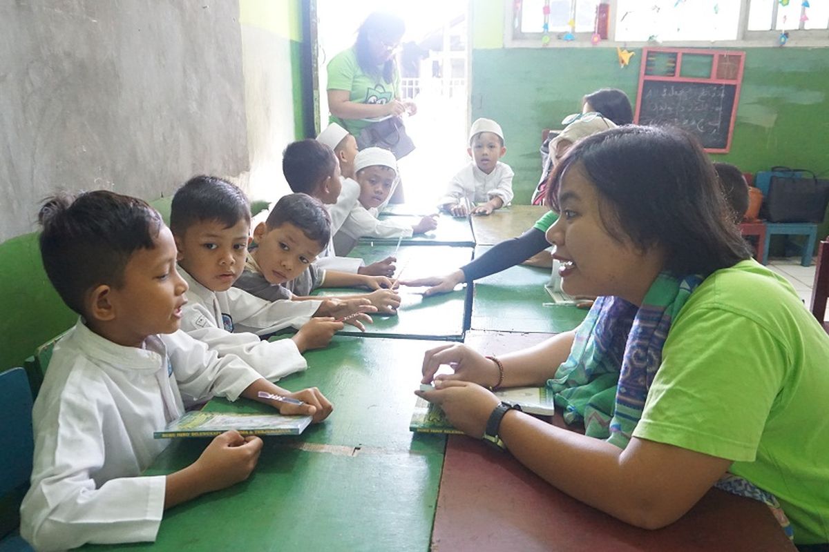 Salah satu karyawan Tokopedia ajar mengaji murid PAUD Sekolah Nurul Islam Cilincing (14/6/2017).
